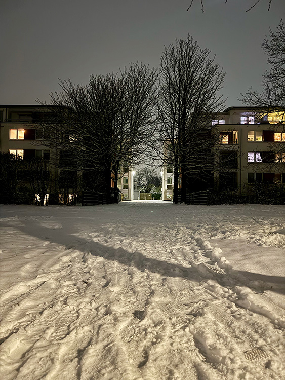 Blick zu den Häusern bei Schnee